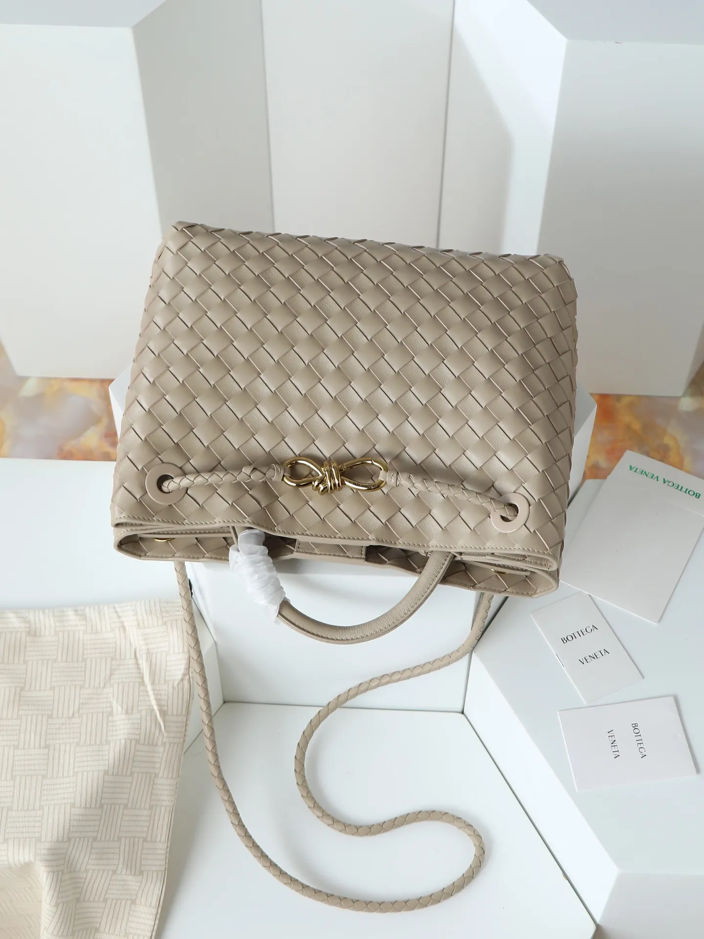1550. Andiamo is shipping‼ ️Really popular🔥The new Andiamo woven handbag launched by Bottega Veneta this season is really popular all over the world! ! Celebrities at home and abroad have worn it, and Oscar-winning actress Michelle Yeoh has taken it out on the street. Song Jia, Trai Yala, Yu Feihong, Sanji Ayaka, Rosie Hunting-Whiteley, Yoshioka Riho, etc. have all worn this bag. It is classic and versatile and shows off your temperament, and the bag capacity is also large, which is very convenient for daily commuting! ! A variety of carrying methods, the shoulder straps can be adjusted by yourself, the original lambskin feels soft and delicate, and the unisex style breaks gender boundaries and brings a more practical and longer-lasting use experience. Andiamo, which has both elegant and casual styles, perfectly interprets the true appearance of "fashionable old money style". Style number: 766016 Size: 32*24*12
